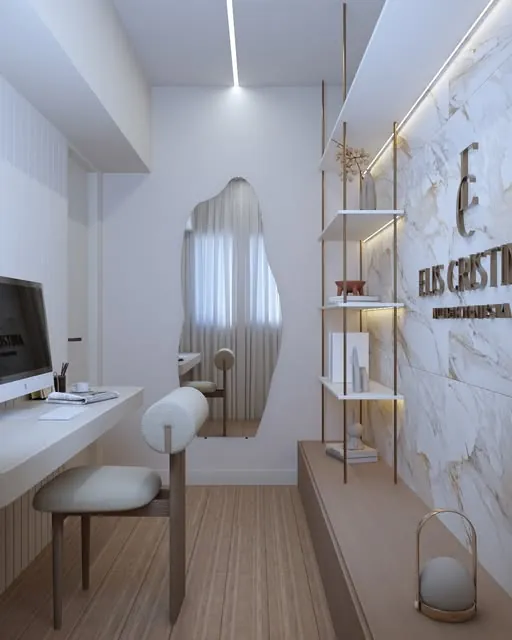 Home office em tons claros com espelho orgânico, marcenaria com nichos iluminados e letreiro da Elis Cristina na parede de mármore